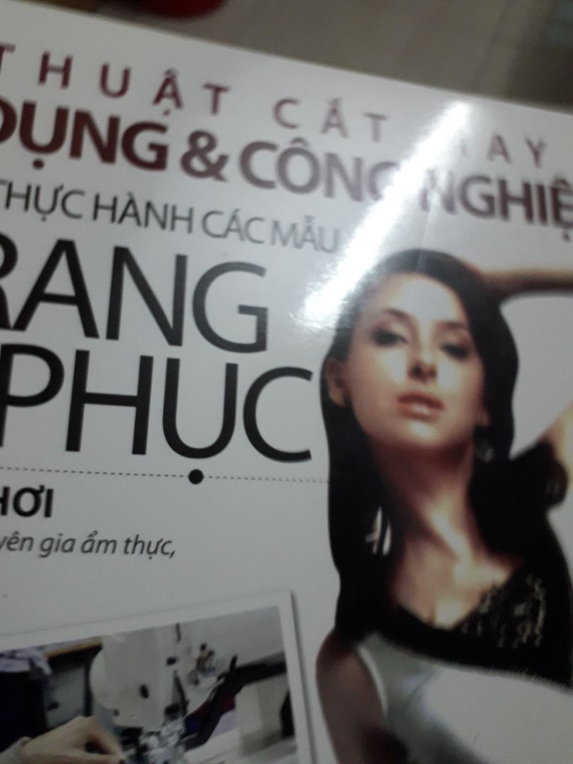 sách hay ,có những lưu ý giúp người học may biết chọn vải khi may quần áo , kết hợp hài hòa giữa cổ áo ,vóc dáng - màu da ,màu sắc ...để tạo cho mình những trang phuc phù hợp .