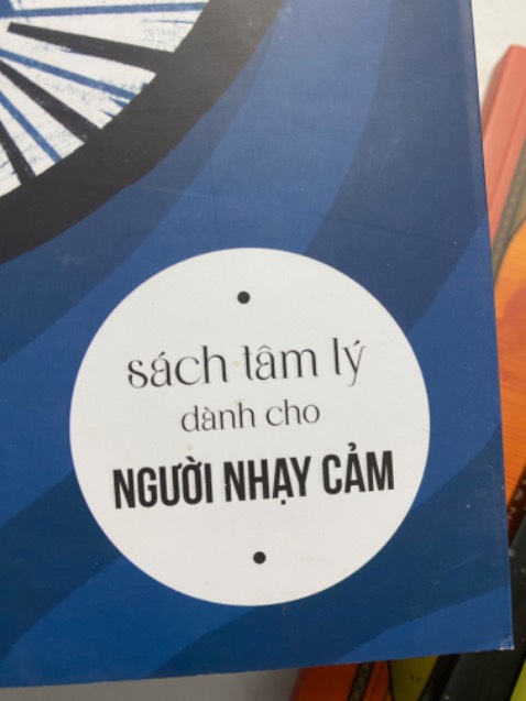 Nhạy cảm mà mua về thấy bùn nhìu éc éc bìa sách bị dơ gáy sách thì bị cong như hình. Đóng gói sơ sài quá. Muốn tick vấn đề về đóng gói nhưng k có option nên đành chọn vấn đề khác