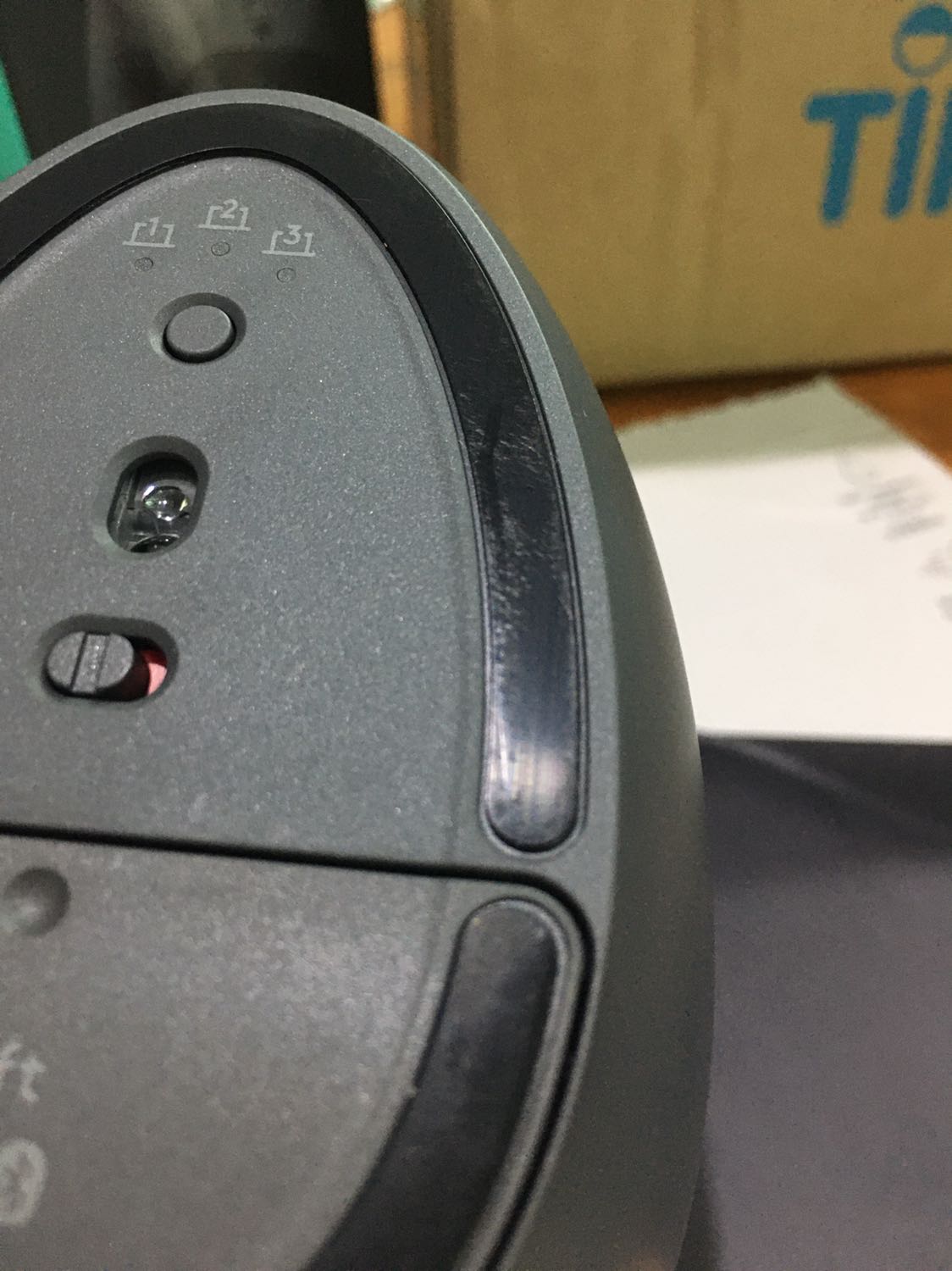 Chuột mới mua nhưng phần đế với nhiều vệt sờn xướt cho thấy có dấu hiệu sản phẩm đã qua sử dụng. Đề nghị nhà bán check lại hình ảnh tôi gửi kèm và phản hồi cho tôi.