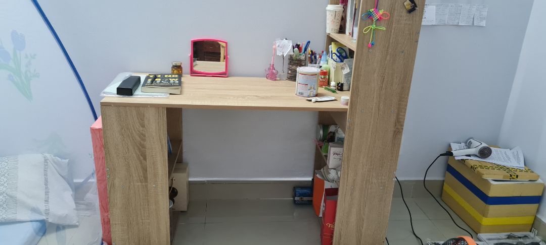 bàn đẹp, dễ lắp ráp. mặt bàn rộng thoải mái, ngăn tủ đựng sách và đồ dùng nhiều tiện lợi. Lớp ván mặt bàn dày yên tâm sử dụng, có 1 lớp chônga thấm nước trên bề mặt gỗ. Rất hài lòng với sản phẩm.. tuy nhiên mình cao 1m7, ngồi ghế 45cm thì mặt bàn hơi thấp nên phải khom lưng.. ai cao giống mình thì nhớ lựa chọn ghế có chiều cao phù hợp hơn nha. bàn đẹp, dễ lắp ráp. mặt bàn rộng thoải mái, ngăn tủ đựng sách và đồ dùng nhiều tiện lợi. Lớp ván mặt bàn dày yên tâm sử dụng, có 1 lớp chônga thấm nước trên bề mặt gỗ. Rất hài lòng với sản phẩm.. tuy nhiên mình cao 1m7, ngồi ghế 45cm thì mặt bàn hơi thấp nên phải khom lưng.. ai cao giống mình thì nhớ lựa chọn ghế có chiều cao phù hợp hơn nha.