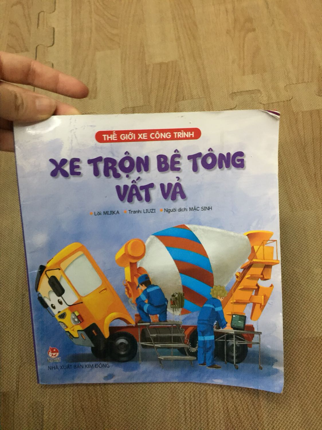 Không thể chấp nhận được. Đặt cho con, con háo hức nhận hàng mở ra xem thế mà được giao 1 quyển sách CŨ, nát, bẩn, quăn mép. Shop làm ăn vô trách nhiệm!!!!!