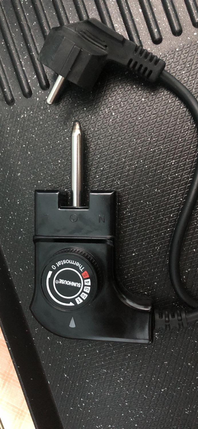 Bếp mình mua về mới dùng thử lần đầu nhưng bếp k chỉnh được nhiệt độ. Trong HDSD có 5 mức nhiệt từ 1-5 nhưng chỉ mức 5 mới sáng đèn, bật các nút 1-4 đều k lên nhiệt. sau khi bếp nóng dc vài phút thì đèn tắt, mình hiểu là nhiệt độ đủ cao thì bếp tự ngắt, tuy nhiên thức ăn chưa đc nướng chín, và phải chờ vài phút bếp mới bật nóng lại. Và phải lặp đi lặp lại rất nhiều lần tắt mở như vậy thì thịt mới chín đc. Mất rất nhiều thời gian. k biết có phải do sp bị lỗi không. Nhờ Tiki và hãng kiểm tra giúp