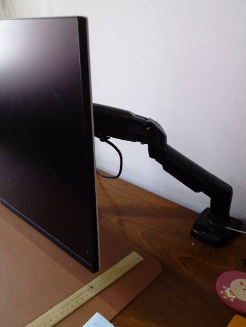 Nặng và chắc dã man, chất lượng giá công tốt lắm, giá cũng hợp lý, lắp đặt đơn giản, tuy nhiên lúc đầu chưa hiểu ý nên phải lắp màn vào thì mới canh chỉnh được cao độ, không thì nó cứ nhỏng lên trời do chưa có đối trọng kéo xuống.