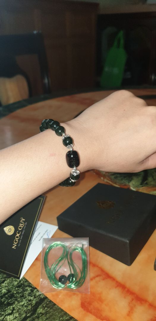 vòng ở ngoài hơi tối hơn trong hình nhưng rất đẹp và sang. vừa y không cần chỉnh. shop phục vụ tốt