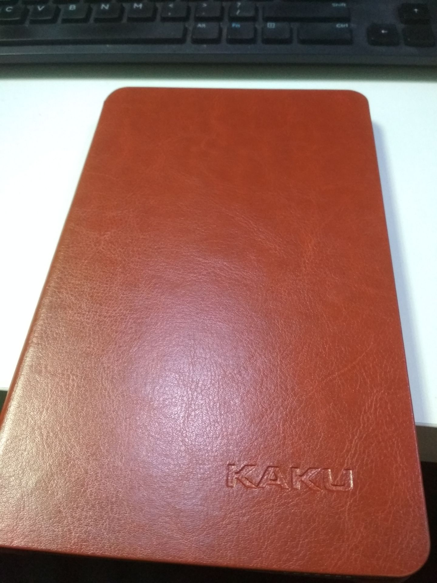 Đeo vừa khít với máy. Cái viền xung quanh bằng nhựa cứng nên khá nặng. Màu mè họa tiết nhìn cũng sang. Đứng ok.