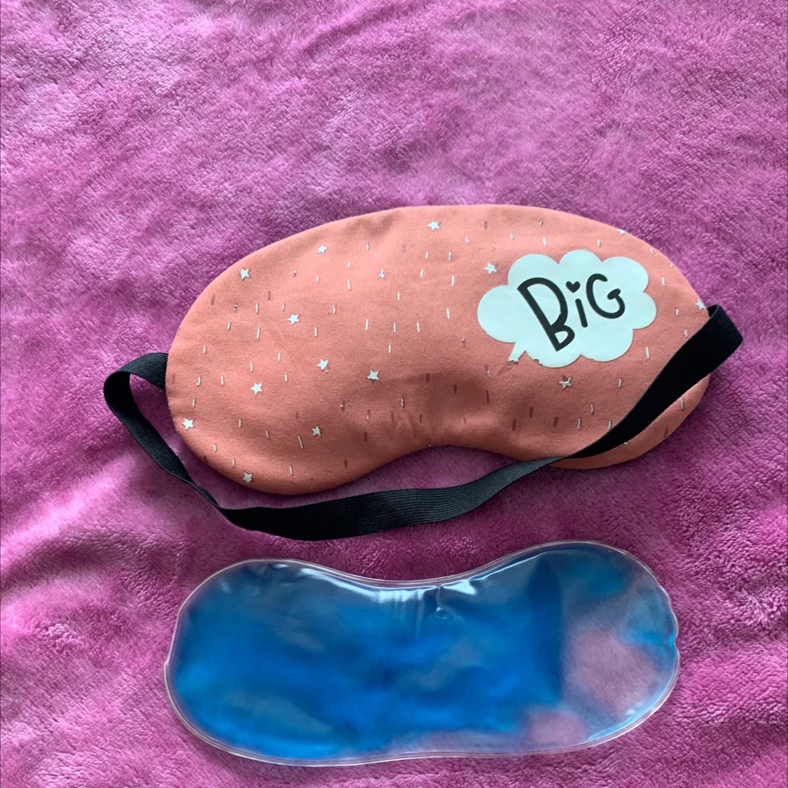 Mình mua 2 cái giống nhau.
1 cái màu hồng và 1 cái màu nâu cho ba.
Có gel mát mát.
Giúp người trẻ và người già đều dễ chịu.