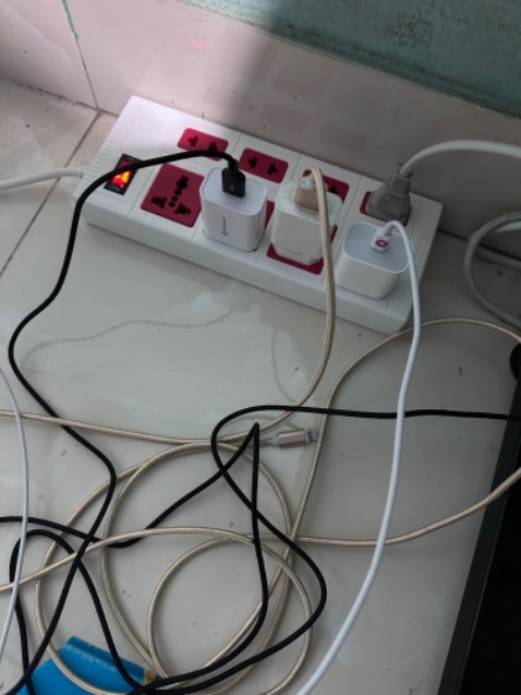 Cắm vào rút ra bay luôn cả nhựa bọc quanh chân cắm nha.