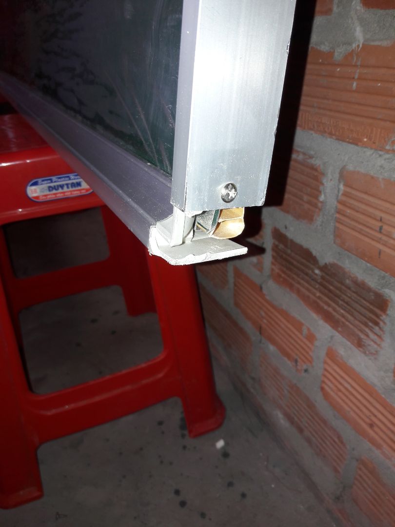 sản phẩm bị móp góc. nghi bị trước khi đóng gói. vì bao bì còn nguyên mà ko thấy miếng vỡ đâu cả.