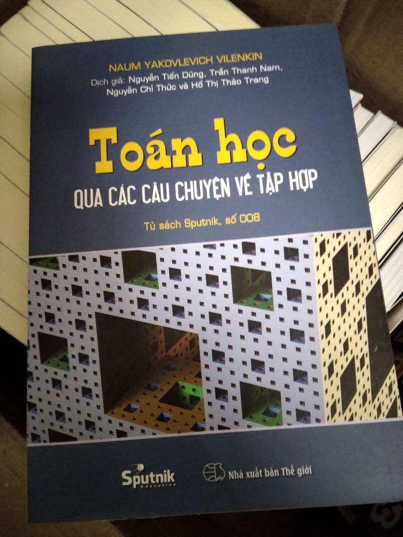 Sách viết theo lối kết hợp kể các câu chuyện để liên kết các phần kiến thức lại với nhau, làm cho việc đọc trở nên gần gũi thú vị. Sách có một số chủ đề khó được đánh dấu sao.