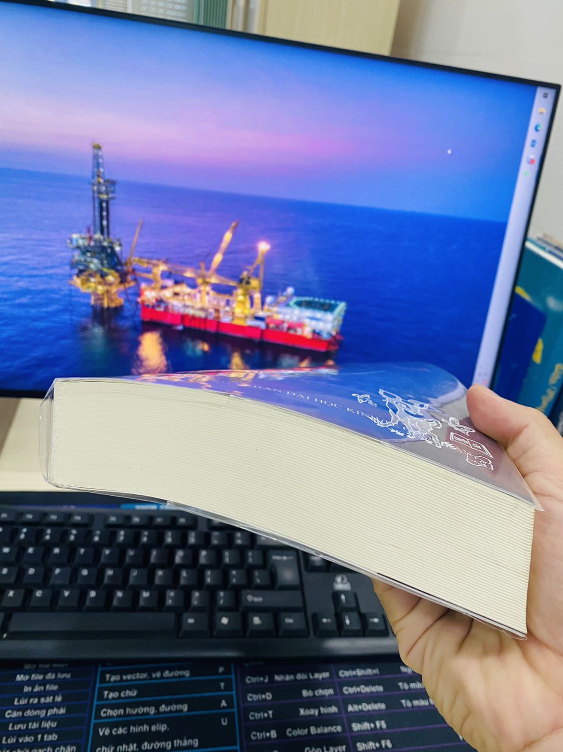 Nội dung tương đối khái quát về tiền tệ và ngân hàng. Sách giấy tạm ổn.