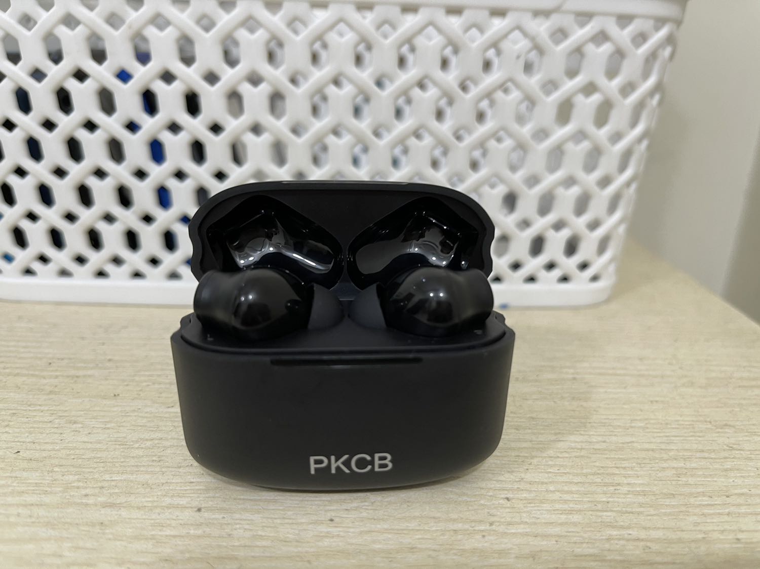 Tai nghe gia công đẹp, kiểu dáng thời trang, đeo rất thoải mái, hàng mới nguyên seal rất an tâm, sạc type c rất nhanh đầy điện, tiện lợi, hộp sạc cũng tích được kha khá điện, tai nghe xuất sắc trong tầm giá