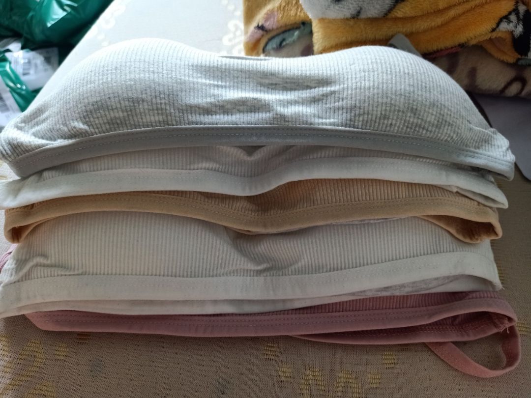 Tôi hài lòng về sản phẩm. Tôi nhận được 2 màu trắng, 1 màu da, 1 màu hồng, 1 màu xám. Áo dễ thương, giá khá rẻ. Bạn shiper rất dễ chịu dù nhà tôi trong hẻm tìm khó. Cảm ơn tiki sẽ ủng hộ.