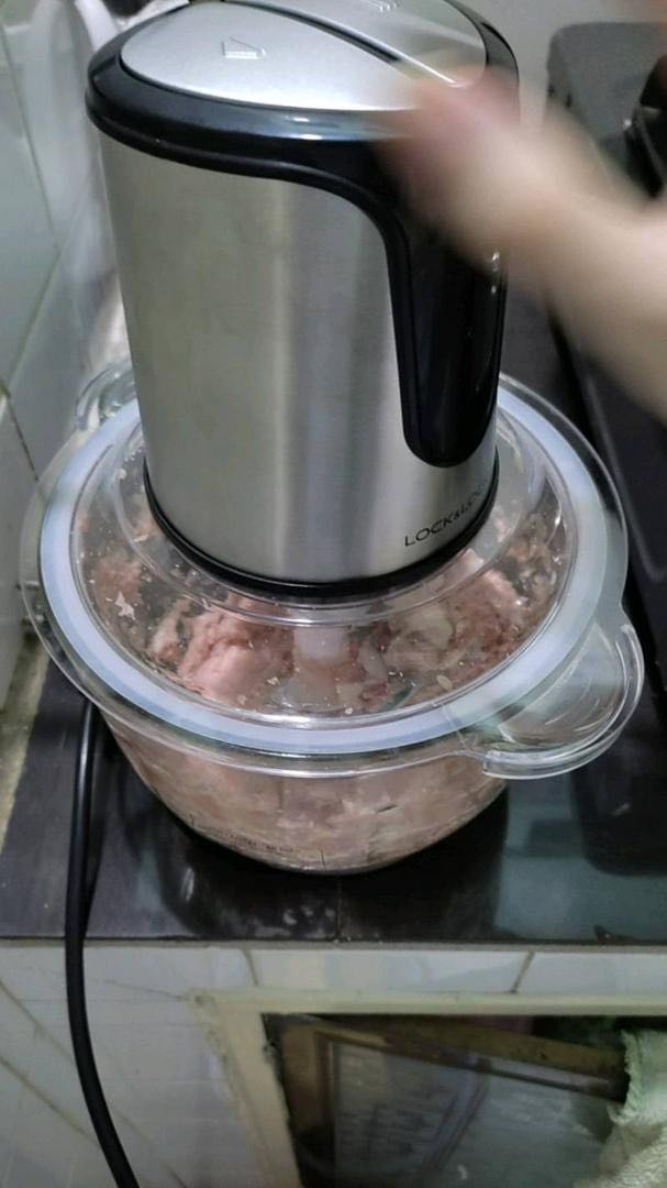 Mới mua cái bàn là của shop, thấy uy tín nên mua thêm máy xay thịt này! Nhận hàng về thích quá luôn shop ơi! Chính hãng lock&lock mà bán rẻ hơn các shop khác khá nhiều. Máy xay quá ok luôn, xay nhanh, nhuyễn, hình thức bắt mắt! Quan trọng giá rẻ so với thị trường chung! Cho shop 5 sao