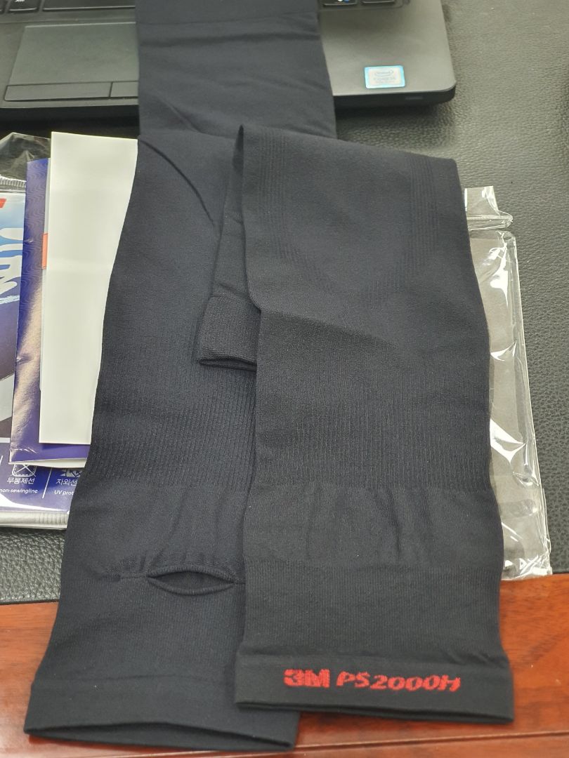 Đóng gói cẩn thận. Hàng đẹp. Vải mịn. Đường may chắc chắn. Nếu chống đc tia UV như quảng cáo thì giá 150k là quá ok.
Còn chuyện có bị tuột ống tay xuống khuỷ tay như mấy loại 20k hay ko thì sử dụng mới được.