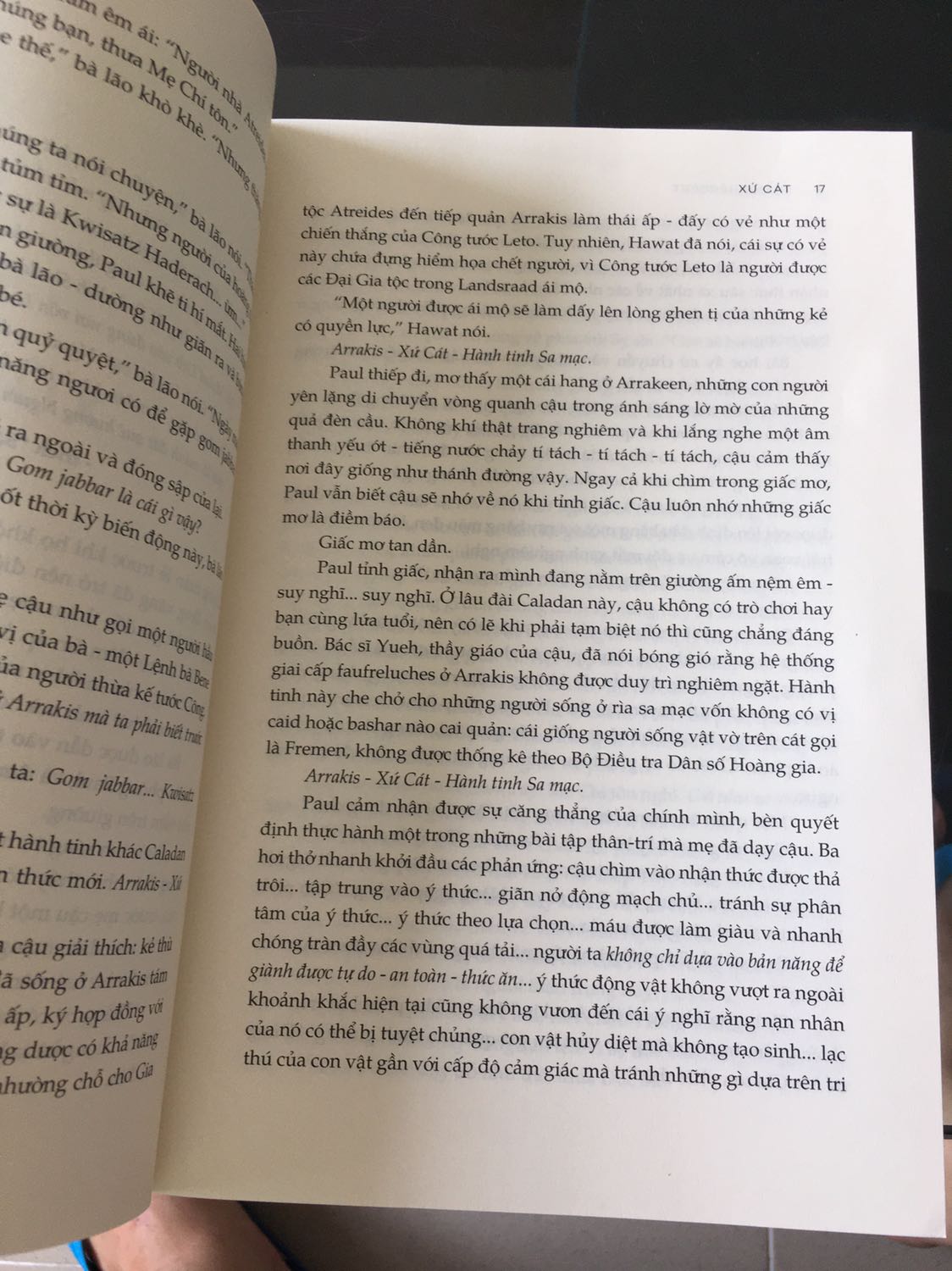 Sách to và dày hơn mình nghĩ. Dịch thuật chất lượng. Văn phong kể chuyện cuốn hút mạch lạc đúng chất kinh điển với ngôn ngữ miêu tả tỉ mỉ cùng rất nhiều thông tin kèm theo khiến cho thế giới của Dune sống động hơn thế giới Trung Địa của bộ truyện Chúa Nhẫn. Tuy nhiên, chính sự đồ sộ của tác phẩm mà để cảm nhận được tốt nhất trước tiên hãy xem phim dù phim không lột tả được hết toàn bộ tác phẩm và đọc các phần phụ lục để có được cái hình dung tổng quan trước khi thả mình vào thế giới của Xứ Cát. Tác phẩm xoay quanh nhiều yếu tố chính trị tôn giáo nên sẽ không nhẹ nhàng kiểu Harry Potter được vì thế để thấy nó hay cần phải chuẩn bị tâm thế và hãy đọc nó từ tốn chứ đừng đọc nó ào ào. Giá bìa là 249k nhưng mình mua đúng lúc giá giảm còn 171.810đ. So với nội dung của cuốn sách, đây là cái giá quá tốt.