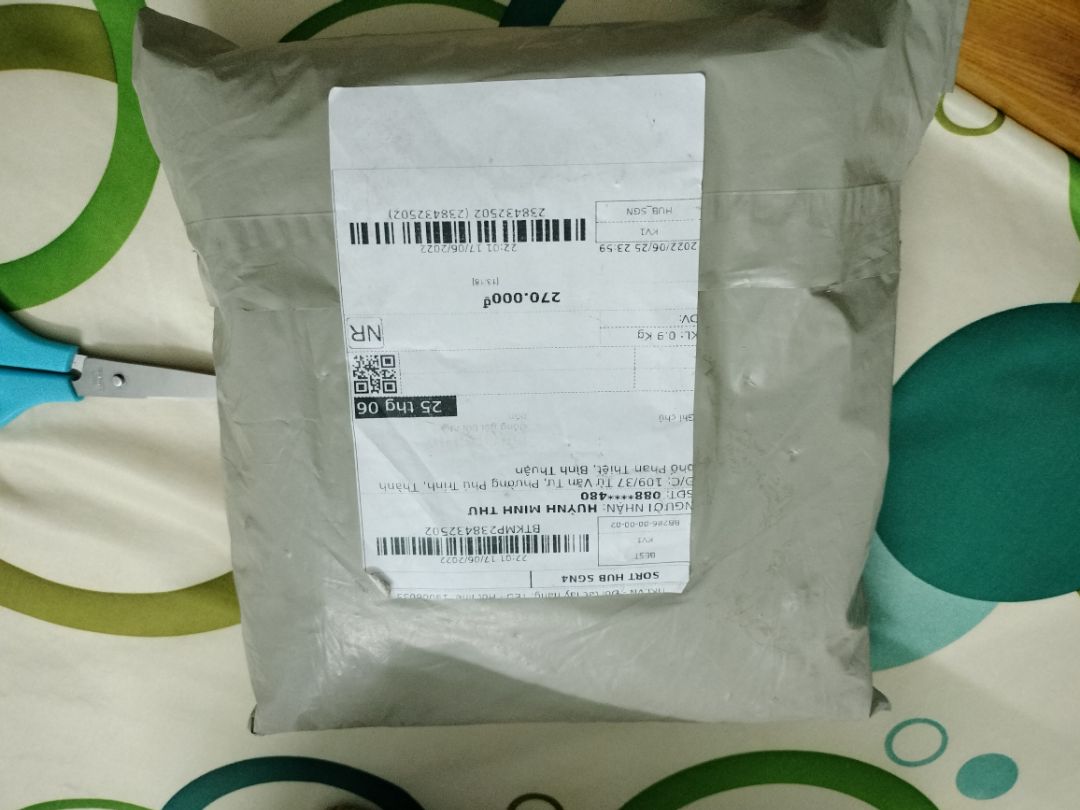 Lỡ quẹt tay xoá mất cái bình luận tâm huyết, tức ói máu nha Tiki. Sản phẩm có những món gì đều đã được liệt kê rõ ở phần thông tin sản phẩm và hình của nhà cung cấp và mình hài lòng vì nhận được đúng sản phẩm đã mua. Về phần bút chì: ở trạng thái "nguyên vẹn" chỉ chờ người mua gọt theo ý thích, số lượng 4b và 2b chiếm số cao và không có 7b nhưng mình không bận tâm lắm vì đó là 2 loại mình sẽ dùng nhiều nhất :-) ngoài ra còn có 3 cây bút chì than mình đoán là từ nhạt đếm đậm hoặc độ dày của đường nét. Gôm có 2 loại là gôm trắng ngà cứng thường thấy và gôm nhào nặn hình dạng theo chủ đích của người dùng. Thế đấy, mình rất hài lòng. Yêu Deli, hihi.