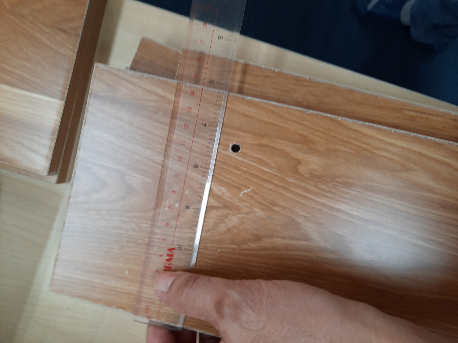 Sản phẩm nhận được có kích thước nhỏ hơn so với quảng cáo trên trang web của Tiki.
Cạnh ván gia công không được đẹp.