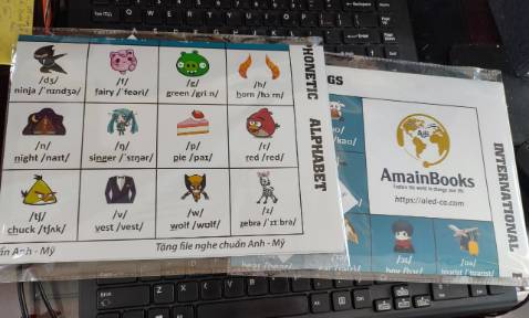 Sản phẩn chắc chắn, đóng gói cẩn thận. Có hình ảnh đẹp, mô tả các từ, kèm file nghe đọc theo đc, down về đt. Các bé nhà tôi rất thích học theo cách này. Mua 2 bản cho đỡ tranh nhau. Các bác nào nhà có bé từ 5,6 tuổi trở lên muốn con làm quen vs phát âm tiếng anh thì nên mua sp này. Tôi cũng đang học ké cùng các bé nhà mình. Vừa dạy vừa chơi với chúng nó vui phết.