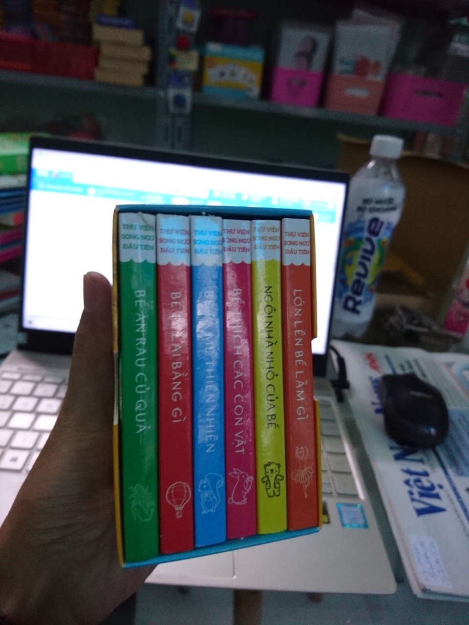 Sách nhỏ gọn cho thiếu nhi. Trang cũng cứng cáp không bị xé, rách bởi trẻ nhỏ. Mình hay đọc và cho con xem hình lúc con nhỏ hơn 1 tuổi.