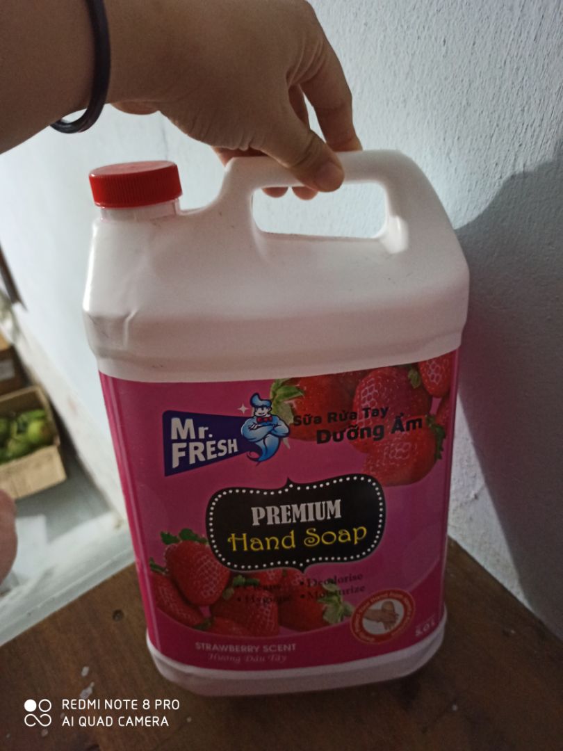 nước rửa tay đúng với quảng cáo. hương thơm dịu, không làm khô da.mua  1 ca bự như này chiết ra sài hơi bị lâu.mà nhờ shop dán tem hàng dễ vỡ lên lúc vận chuyển NV sẽ lưu ý hơn. chứ SP của  e khi nhận không dán tem hàng dễ vỡ nên bị móp méo ngay chỗ miệng bình,bị chảy một ít nước rửa tay ra nữa.