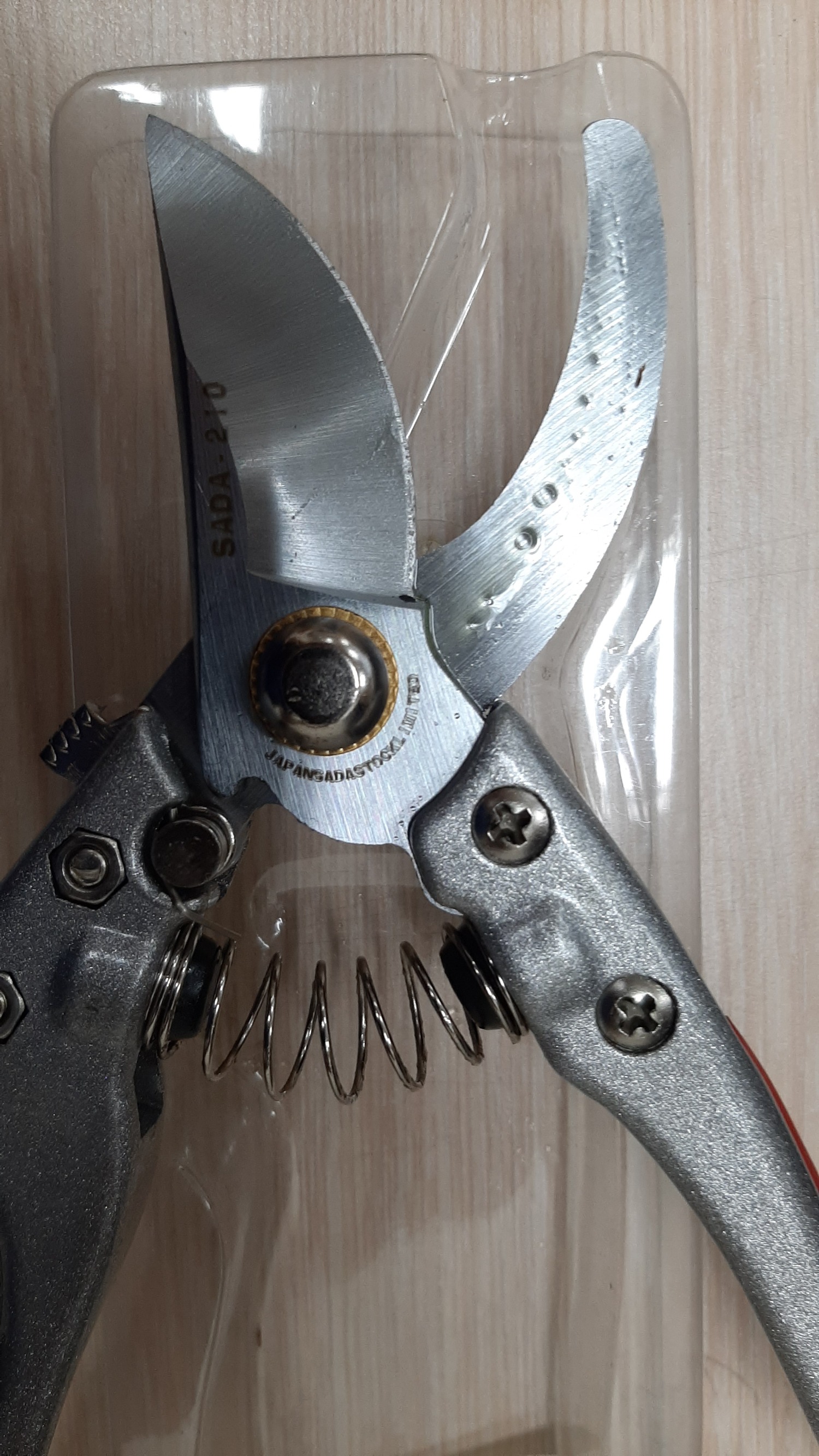 Trong giới thiệu thì có lò xo dự phòng nhưng giao hàng thì không có. Lưỡi kéo k sắc nét, hơi bị nham nhở, lò xo thì mảnh, k có lực. Hàng chữ trên thân kéo nhìn rởm lắm. Bao bì in chữ mờ nhòe, hàng Nhật thật thì dù in cỡ chữ nhỏ thế nào cũng sẽ k mờ nhòe như vậy.