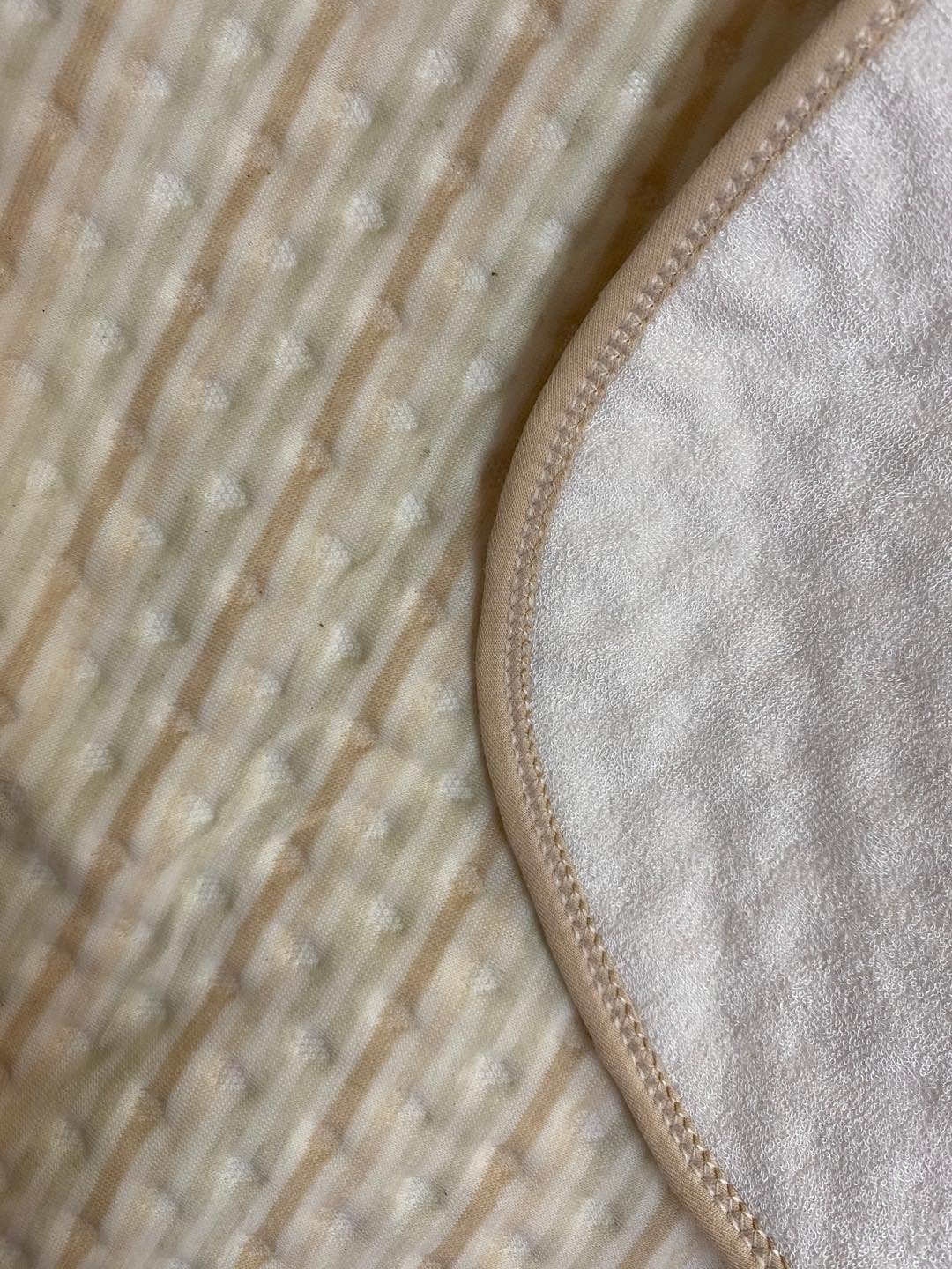 Mới đặt buổi sáng tầm trưa giao hàng luôn. Đóng gói kỹ, sản phẩm được bọc túi zip, có đầy đủ thông tin sản phẩm. Mình thử đổ nước lên thì hoàn toàn không thấm xuống mặt dưới. Sản phẩm tốt nên mua.