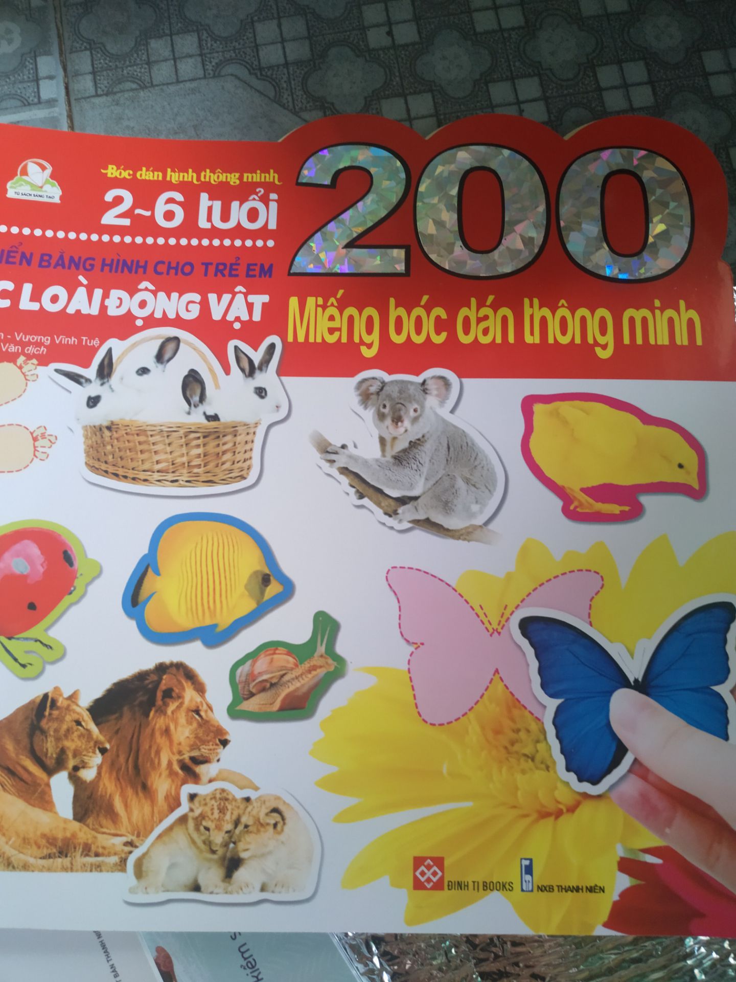 Mình chọn đúng chủ đề về hao, màu sắc  rực rỡ luôn. Hình ảnh rõ nét, màu sắc chân thực, đầy đủ các loại hoa quả, gồm hình ảnh, ,tiếng anh, phiên âm, tiếng việt. Bé nào thuộc trí thông minh về hình ảnh thì quá tuyệt luôn. Sách khổ lớn, bìa dày, dễ lật giở. Một món quà tuyệt vời cho các con. Rất hài lòng.