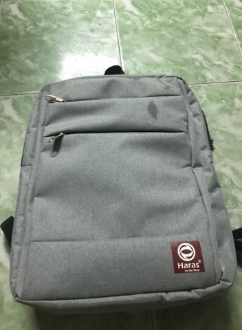 Dịch vụ giao hàng nhanh, sản phẩm đóng gói ok, balo thực tế giống như hình. Mang 1 vài cuốn vở thì không sao, mang thêm lap vào thì khá chật mặc dù có ngăn đựng lap. Hơi ít ngăn nhỏ. Nhìn chung sản phẩm với mức giá 100k như vậy là ngon rồi.