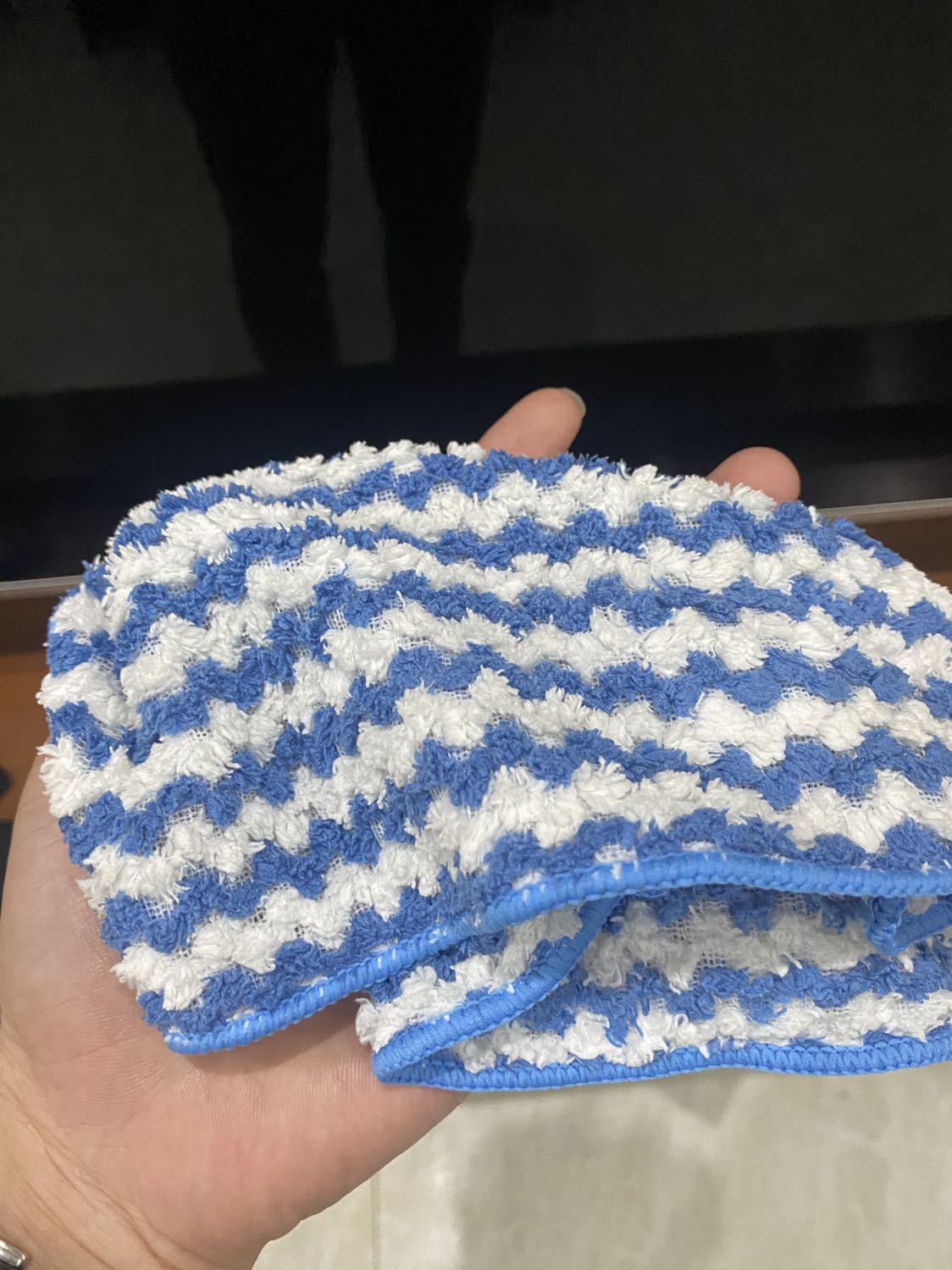 Khăn thấm hút tốt cực luôn. Mình lau xong giặt phơi nhanh khô, dễ sạch. Và đặc biệt ko bị nhớt bếp như loại thường. Khăn này lau tivi ok, lau bêp lau bàn thích lắm luôn ý. Tiếp tục ủng hộ shop. Cảm ơn shop rất nhiêu.