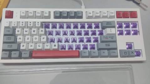 shop giao đúng màu, tem chắc chắn, giao hàng nhanh. case đẹp, led sáng, khá nặng, dây hơi cùi,  cái cover ko vừa với case