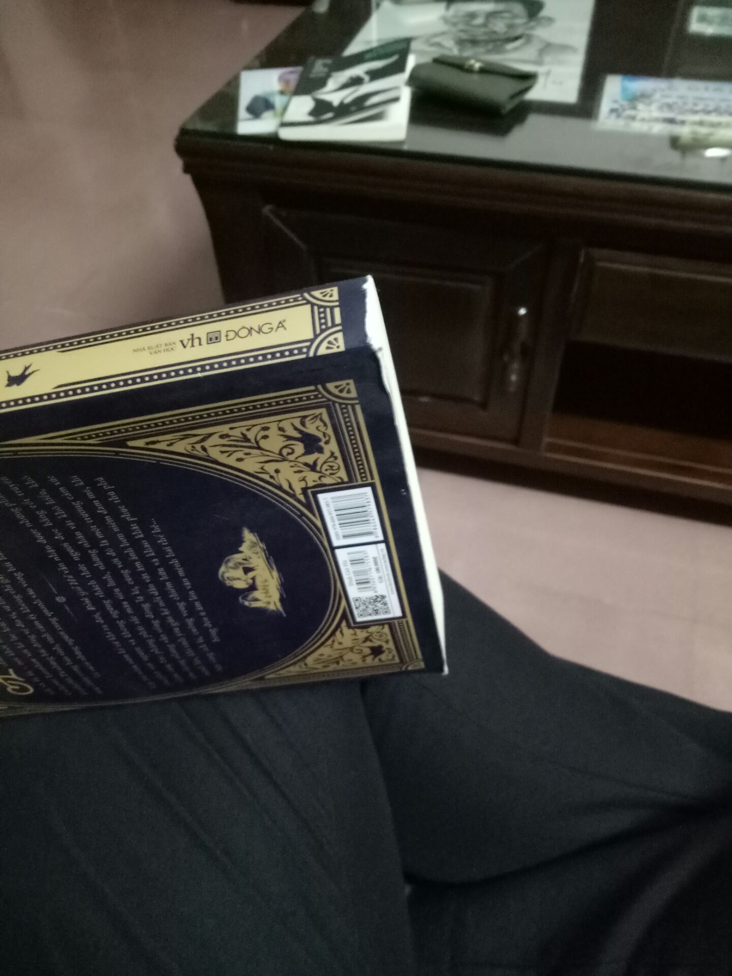 Vừa mới nhận xong sản phẩm là mở ra liền,  nhưng đáp lại đó lại là sự thất vọng.  Chẳng biết có phải vì hàng giảm giá không mà sách cực kì cũ,  bẩn , rách nhiều chỗ. Lần đầu tiên thất vọng về dịch vụ của Tiki thế này.