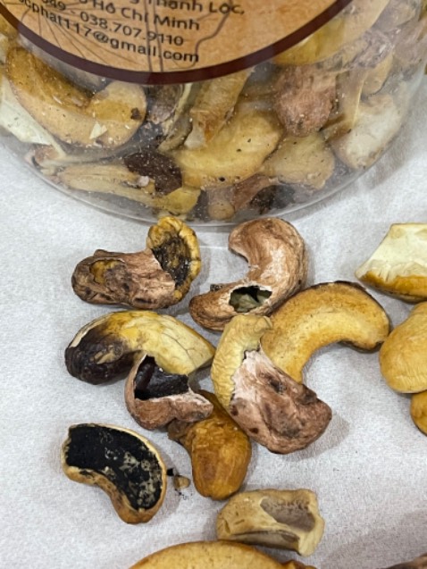 Hạt đen và mốc rất nhiều, ăn được mấy hột bỏ luôn.
Chán thiệt ...
Shop bán hàng k có tâm.