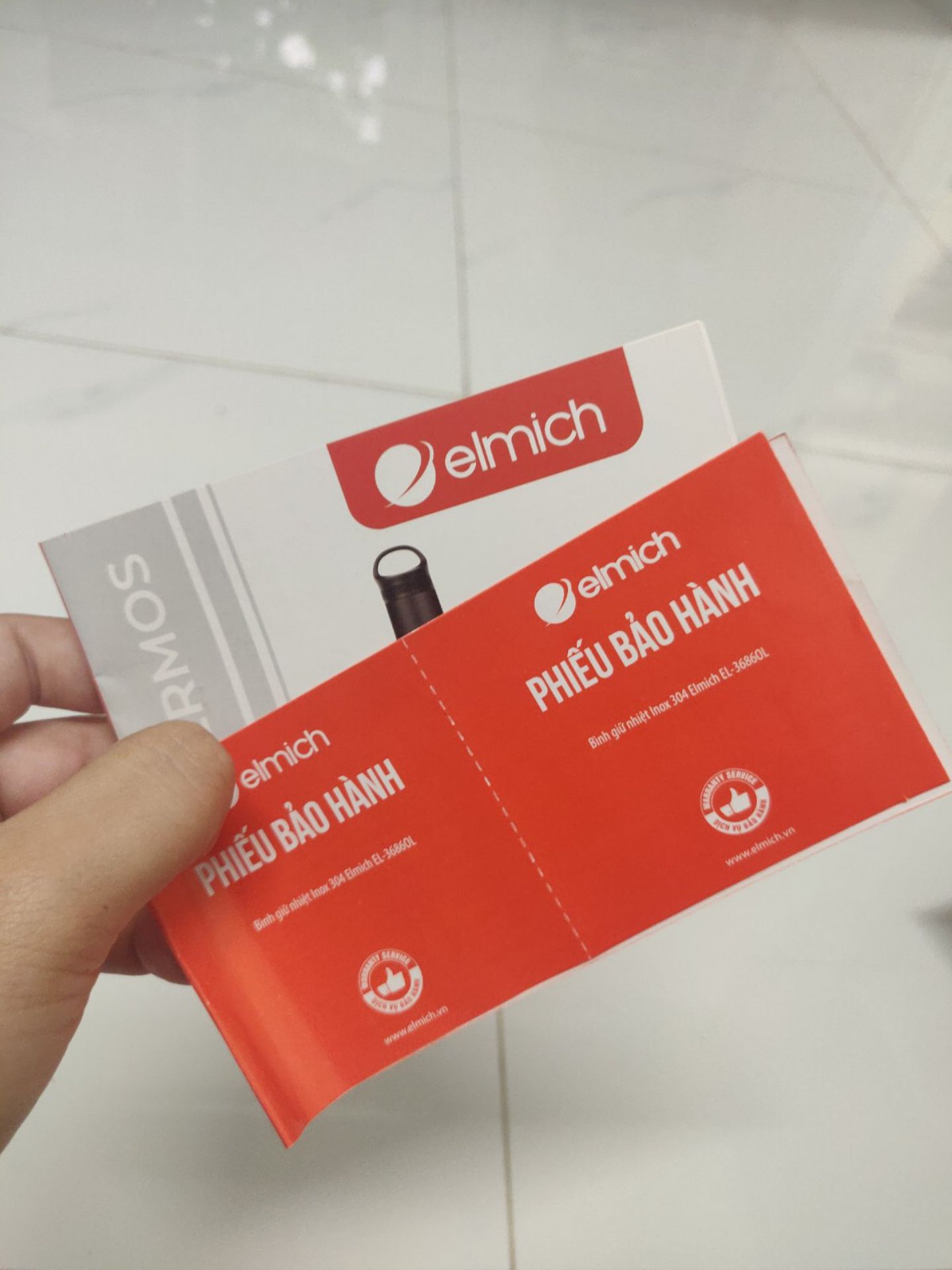 Bình cầm chắc tay. Có tặng thêm 1 roong cao su. Đi kèm có thêm phiếu BH và HDSD đầy đủ. Chưa sử dụng qua nên chưa rõ sẽ giữ lạnh/ nóng trong bao lâu nhưng về ngoại hình thì khá ổn trong tầm giá.