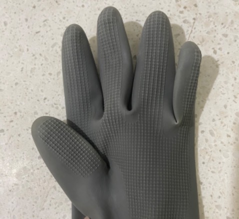 Găng làm bằng cao su chắc chắn, mặt trong co vân nổi nên Bám dính tốt khi sử dụng. Ban đầu có chút mùi cao su nhưng không nhiều như sp khác. Nhanh chóng mất sau 2 lần sử dụng. Có móc treo rất tiện dụng.  Sp của Thương hiệu uy tín, và giá giảm còn 28k thực sự rất hấp dẫn. ( hình ảnh sau 1 tuần sử dụng) . Cảm ơn!