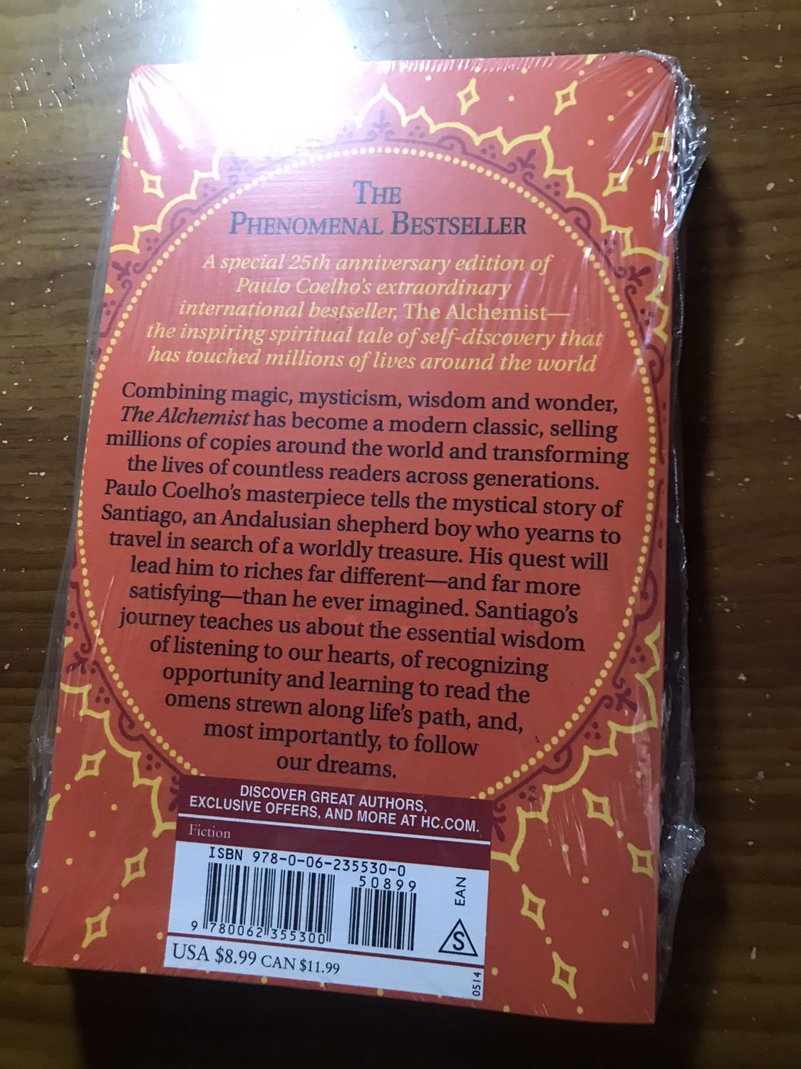 Sách được bọc chống sốc và còn nguyên bao bì nilon. Nhỏ hơn mình tưởng, khoảng 1 gang tay, nhẹ và mới. Chữ nhỏ, giấy cho cảm giác xưa cũ.
