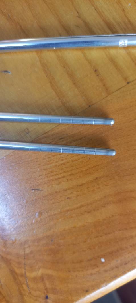 Đũa mỏng manh, hoàn thiện kém, mối hàn còn cháy đen - tẩy chưa hết, hoa văn mờ nhạt. Rất tệ.