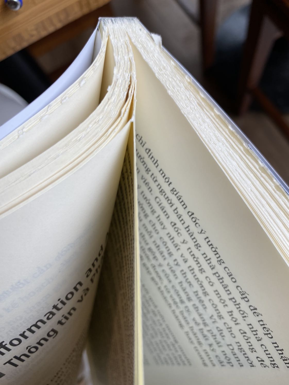 Bên trên sách bị thế này nên cứ đọc đến đâu phải rạch đến đó. Thật sự phiền luôn. Sách bị lỗi mà tiki cũng ko ktra nữa. Gần như nửa quyển bị như vậy ?
Bù lại thì chất lượng giấy ổn, chống mỏi mắt
Mong nhận được phản hồi của tiki về sản phẩm này