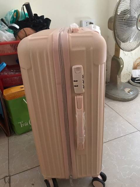 Bánh xe chắc chắn, dễ di chuyển. Vali đẹp đúng mẫu mã, shop giao nhanh