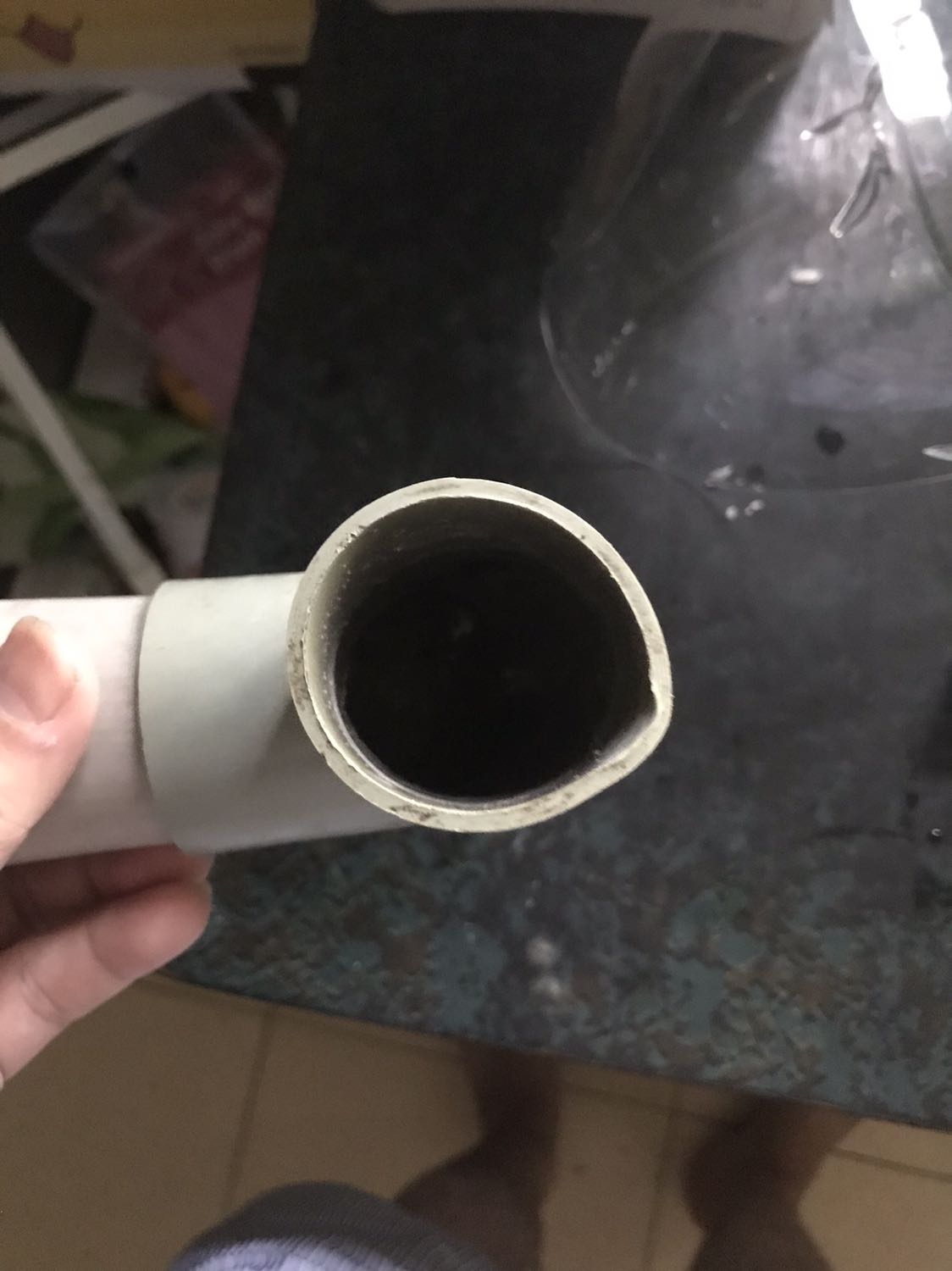 Ống thoát nước nhà tôi bị kẹt nặng do mỡ. Sau khi tôi dùng 1/2 thuốc này và cây thông cống thì tôi đã giải quyết được vấn đề nhưng tôi có vài cái chú ý cho mọi người nên cân nhắc việc sử dụng sản phẩm này:
- thuốc ăn mòn mạnh. Tôi dùng 1/2 lọ như trong hướng dẫn, và cái ống nước nhà tôi bị      Biến dạng, gấp làm đôi. 
- mọi người cần xác định rõ ống nước trong nhà là loại gì, cũ hay mới,… nếu lỡ ống nước bị hư thì có thể thay thế được không
- nên xài liều lượng thấp để thử trước xem coi thế nào