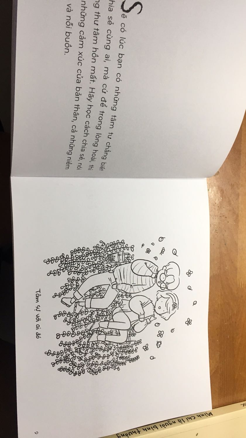 Nét vẽ của anh này mình mê lâu rồi mà bây giờ mới mua đc, trang sách giày (có thể tô màu chì, màu dạ, màu nước), nét vẽ cute, rõ nét. "Tô bình yên vẽ hạnh phúc" thì nghiêng về tô nhiều hơn và phần truyện cx ít hơn. "Mình chỉ là người bình thường" kết hợp cả tô màu, vẽ, viết, trang trí, tương tác (dán ảnh, thêm chi tiết, viết ước mơ hay các điều khác) và cốt truyện đa dạng (như là nhật kí của tác giả khi còn đi du học, đã về VN và các bài học hữu ích). Dù sao 2 quyển này mình rất mê và hợp ý mình. Shop đóng gói kĩ lắm, giao hàng hơi lâu (đặt 11, 18 giao) mà ko sao, chắc do dịch bệnh nên bỏ qua cho shop 5*.