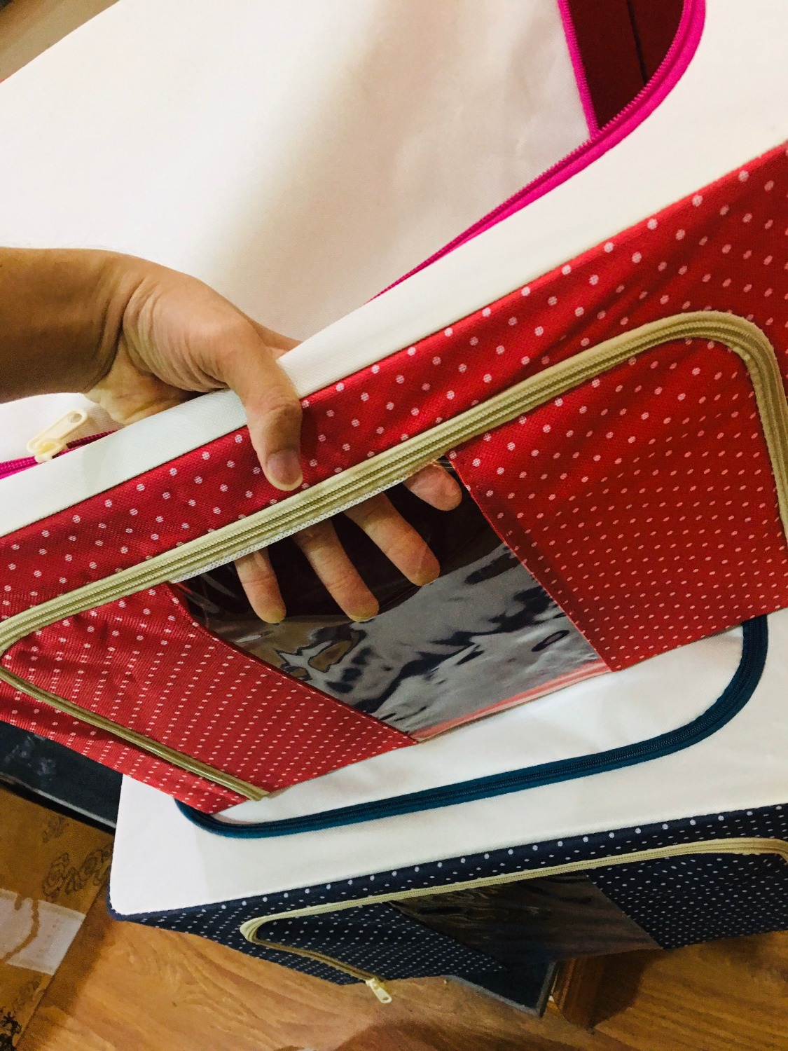 Mình mới nhận hàng được 2 hôm, bận quá, nay mới review được:
-Hàng vô cùng cứng cáp, khung thép chịu lực cao
-Màu sắc ngẫu nhiên nên nếu có chọn màu thì tốt
-Khung rộng, nên để đồ đạc thoải mái
-Có 2 ngăn khóa chắc chắn, có nilon trong suốt nên để đồ trong tủ cũng dễ nhìn
-Nhìn chung ưng ý lắm