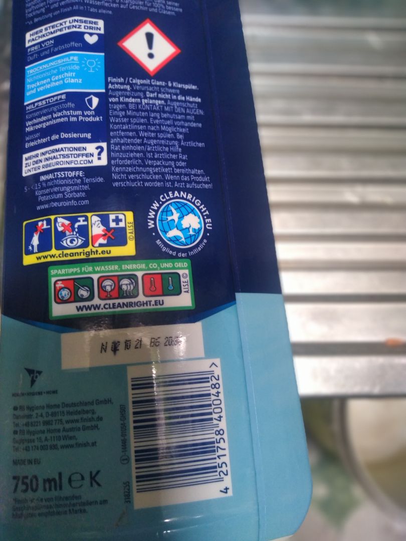 mua loại 800ml nhưng shop gửi loại 750ml,và dán giấy đè lên để che . Nước làm bóng thì trong vắt như nước lã,không màu,không có đọi bóng ,nhờn  ,nên mình thắc mắc không biết có phải là đúng dịch làm bóng phá loãng hay hoàn toàn bằng nước lã .Một điều thắc mắc nữa là mình đặt mua của siêu thị Việt Đức nhưng chai đựng dầu bóng lại dán nhãn siêu thị hanoimart .Thất vọng và mất niềm tin vào shop siêu thị Việt Đức.