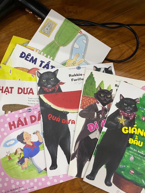 đầu tư sách cho con thì mẹ ko tiếc, mà con nhà mình rất thích sách ehon của bên mogu. cho shop 5 sao