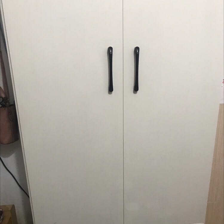 Tủ ổn trong tầm giá, nhưng nên cải thiện phần giá treo và cánh chắc chắn hơn