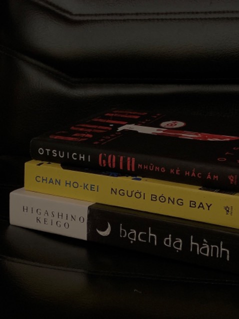 Cuốn này bìa nhìn khá là dark và hút mắt. Mình đang đọc được 1/2 r ạ, cảm thấy nội dung khá dễ hiểu, 1 vài phần có yếu tố kinh dị cũng khá nặng, đối với mình thì tầm 6/10. Có ý nghĩa và lí do sau mỗi phần. Mạch văn hút k gây chán đâu nên mng hãy thử