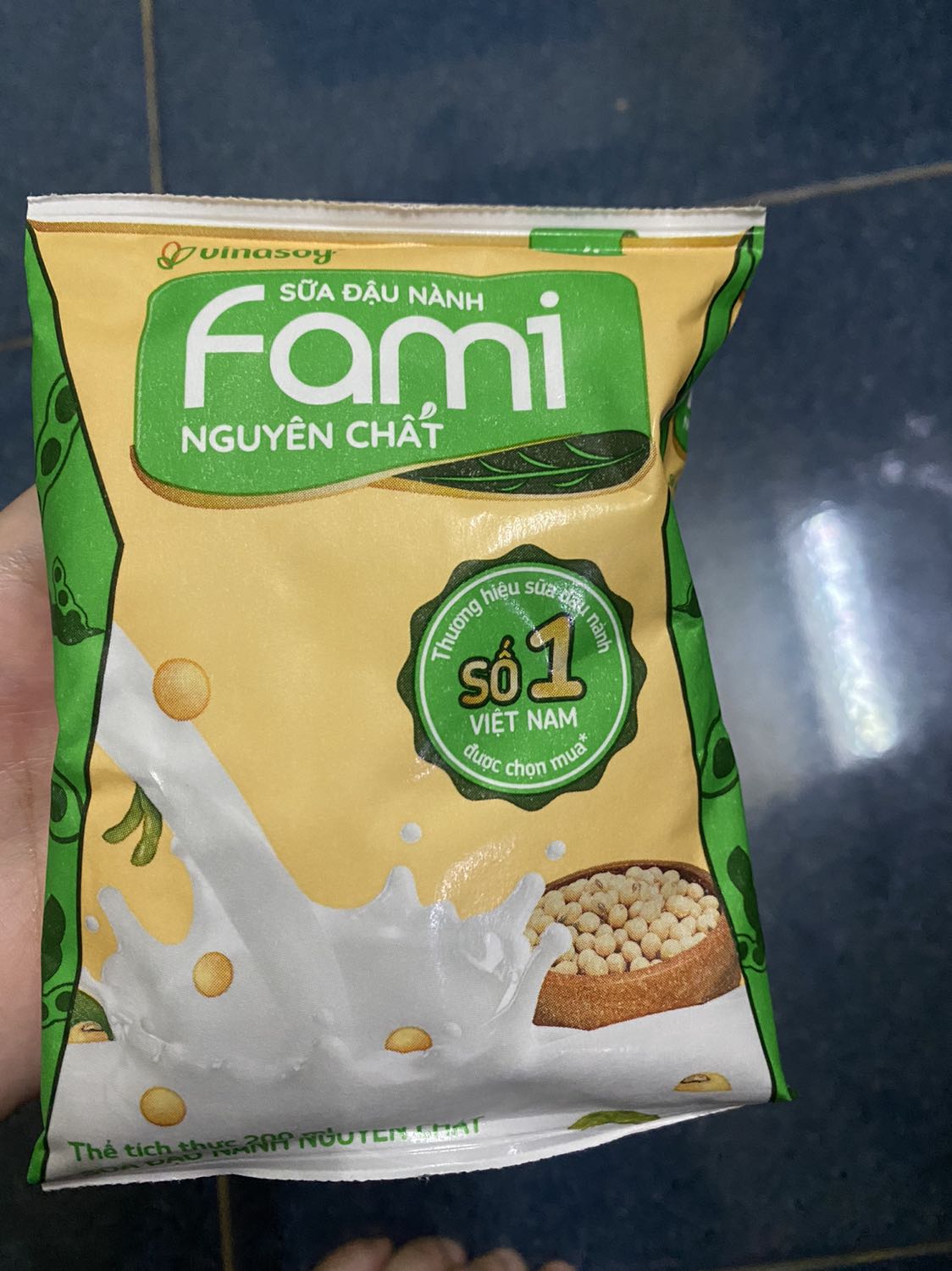 Vì dịch nên không đi mua được, mình lên tiki tìm thì bất ngờ là có giao ngay trong 2h, mình thử đặt xem có đúng như quảng bá không thì chính xác, hẹn giao trước 5h thì 4h30’ hơn đã đến nơi, sản phẩm tốt, thùng không hư hay méo mó, đã vậy giao hàng còn nhanh nữa