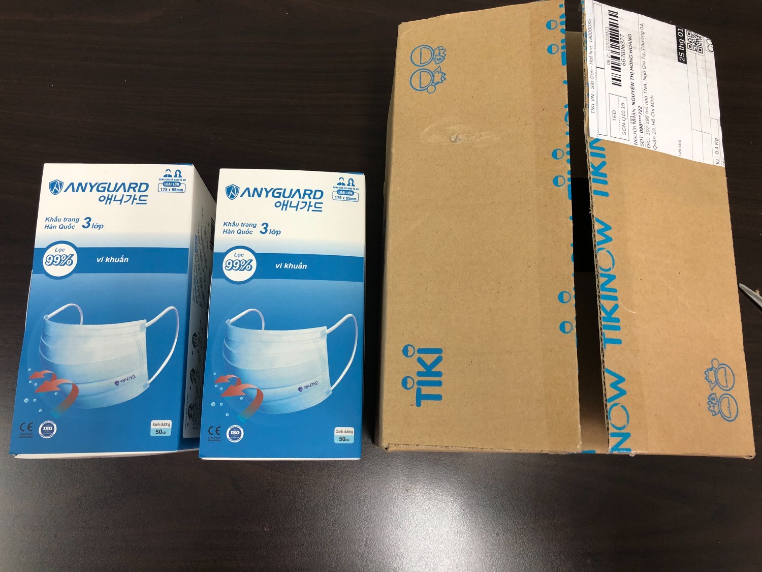 Mình đã mua Khẩu Trang Anyguard Hàn Quốc 3 Lớp, đã dùng và thấy rất tốt. Lớp vải lót bên trong mềm, mịn, không bị nhám nên không rát mặt, cảm giác cách bụi, vi khuẩn và virus tốt. Dây đeo mềm, dễ chịu. Tiki gói hàng đẹp. Nói chung là mình hài lòng với sản phẩm này. Ms Hồng Hoàng.