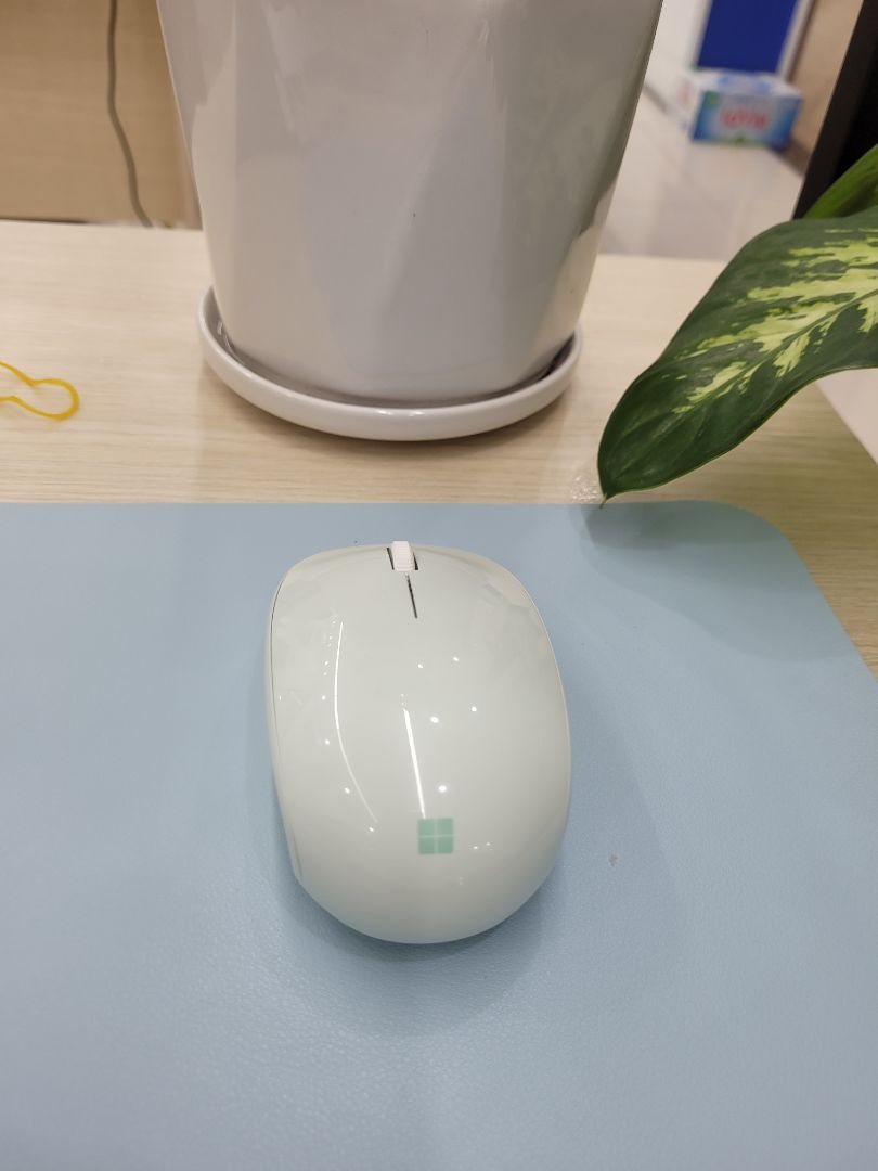 Chuột đẹp, xài ok lắm. kết nối cũng nhanh nữa. Màu thì cưng xỉu, chỉ muốn hốt hết các màu về xài dần.