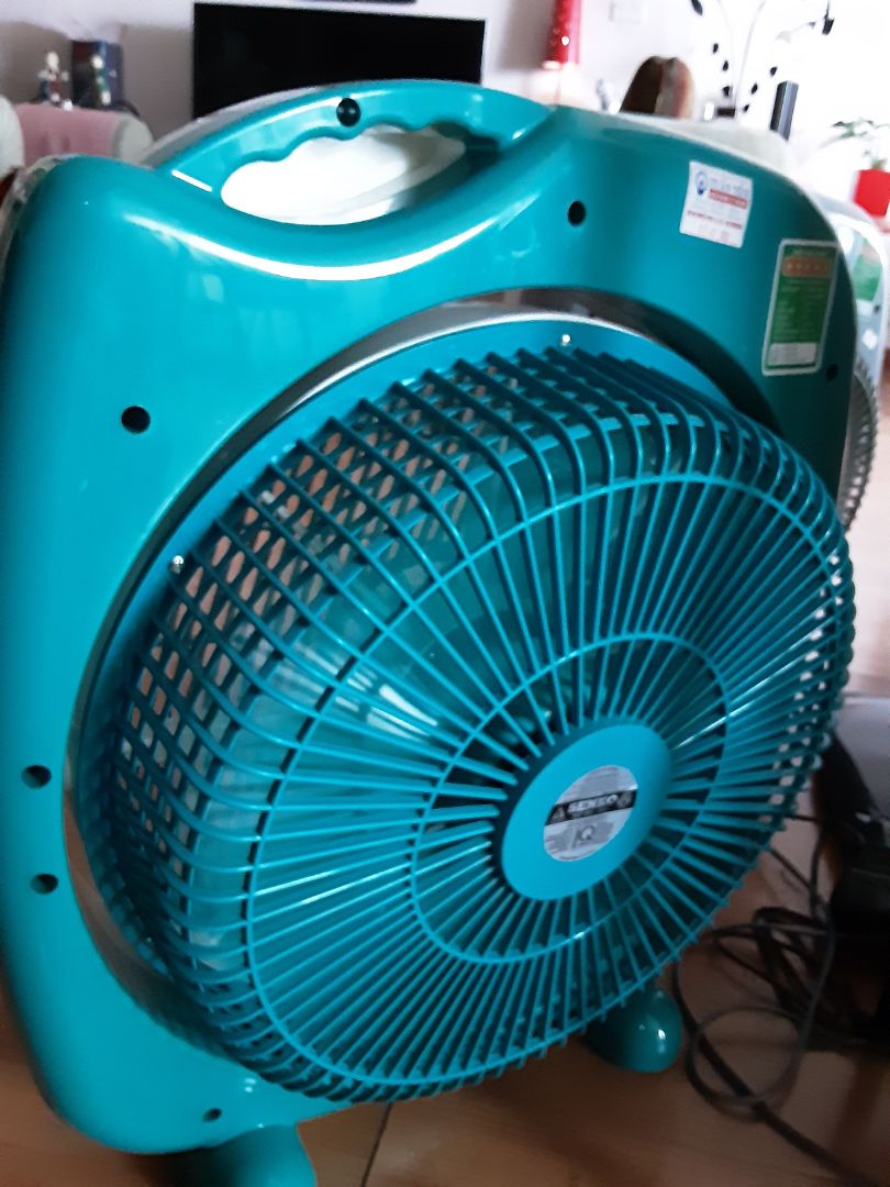 Shop quảng cáo sp màu ghi xám, đặt mua sp màu ghi xám. Khi shop giao hàng lại giao sai (màu ghi xanh chóe), như vậy gọi là giao hàng (sai quy cách) đúng ko shop? nhận hàng ko thấy vui, sp nhìn khá xấu, màu xanh chóe dị ghê.