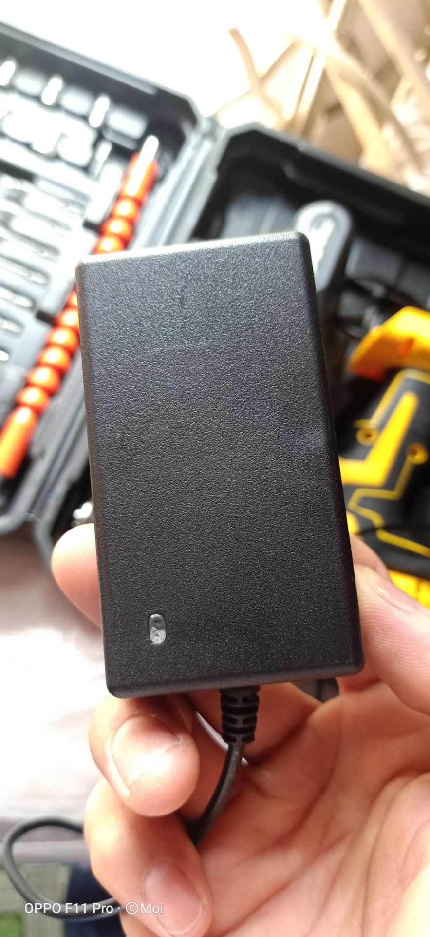 Sau khi *** thử thì có vài nhận xét góp ý. 
- Máy khoan mạnh, cầm cũng nặng tay nhưng chạy tốc độ cao hơi ồn
- Pin 2 bên có tem nhưng bên để 5.0Ah, bên thì 2Ah không biết tin theo bên nào
- Cục sạc thì nhẹ te, không có thông số
- Những phụ kiện kèm theo ở mức bình thường
- Giao hàng chậm 3 ngày so với dự kiến